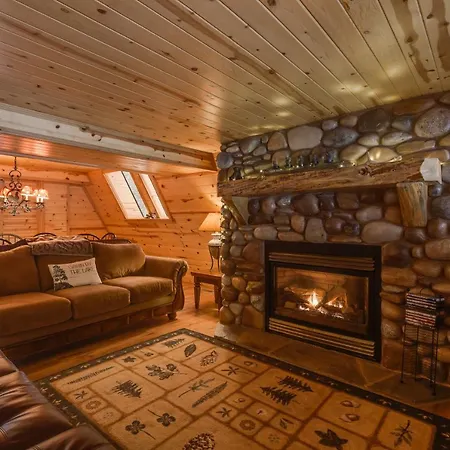 Roger Dodger: Cozy Twin Cabins with Hot Tub & Firepit